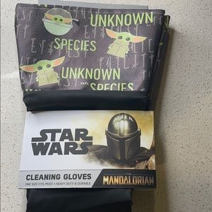 **BRAND NEW BABY YODA CLEANING GLOVES ***